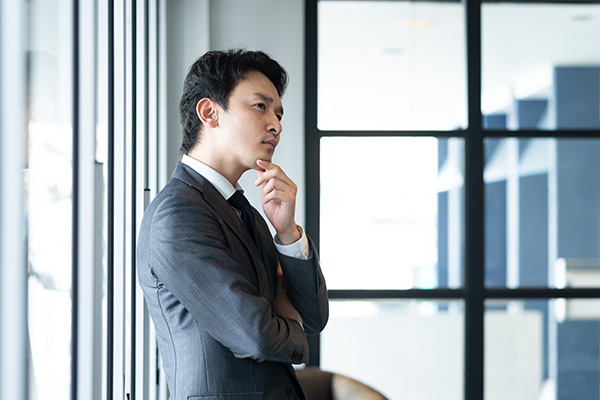 内省する人物のイメージ